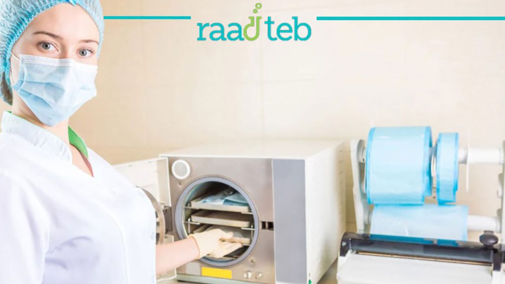 خانم محقق در حال کار کردن با دستگاه اتوکلاو برای تحقیقات علمی